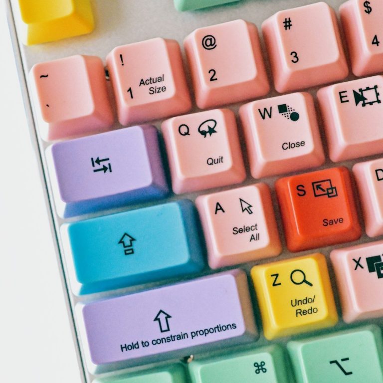 Nahaufnahme einer bunten Computer-Tastatur.