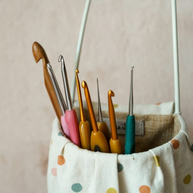 Stoffbeutel mit Häkelnadeln in verschiedenen Größen.