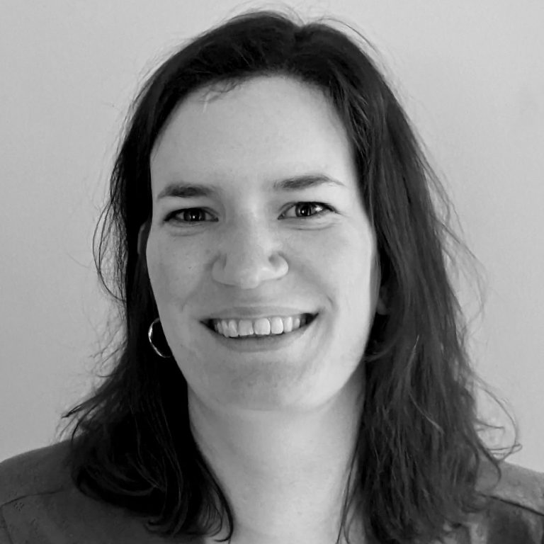 Porträtfoto von Texterin Anne-Christine Charigault in Schwarz-Weiß.